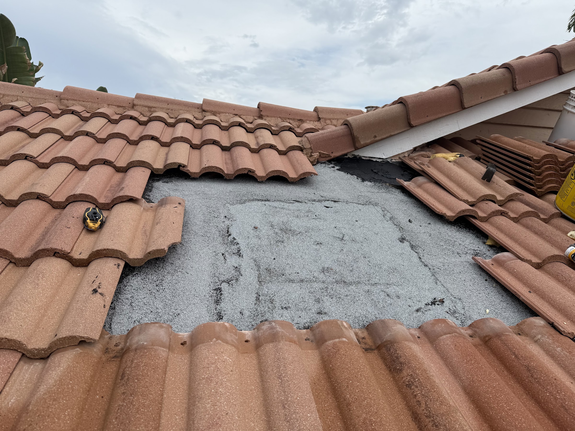 Tile roof repair with fresh mortar