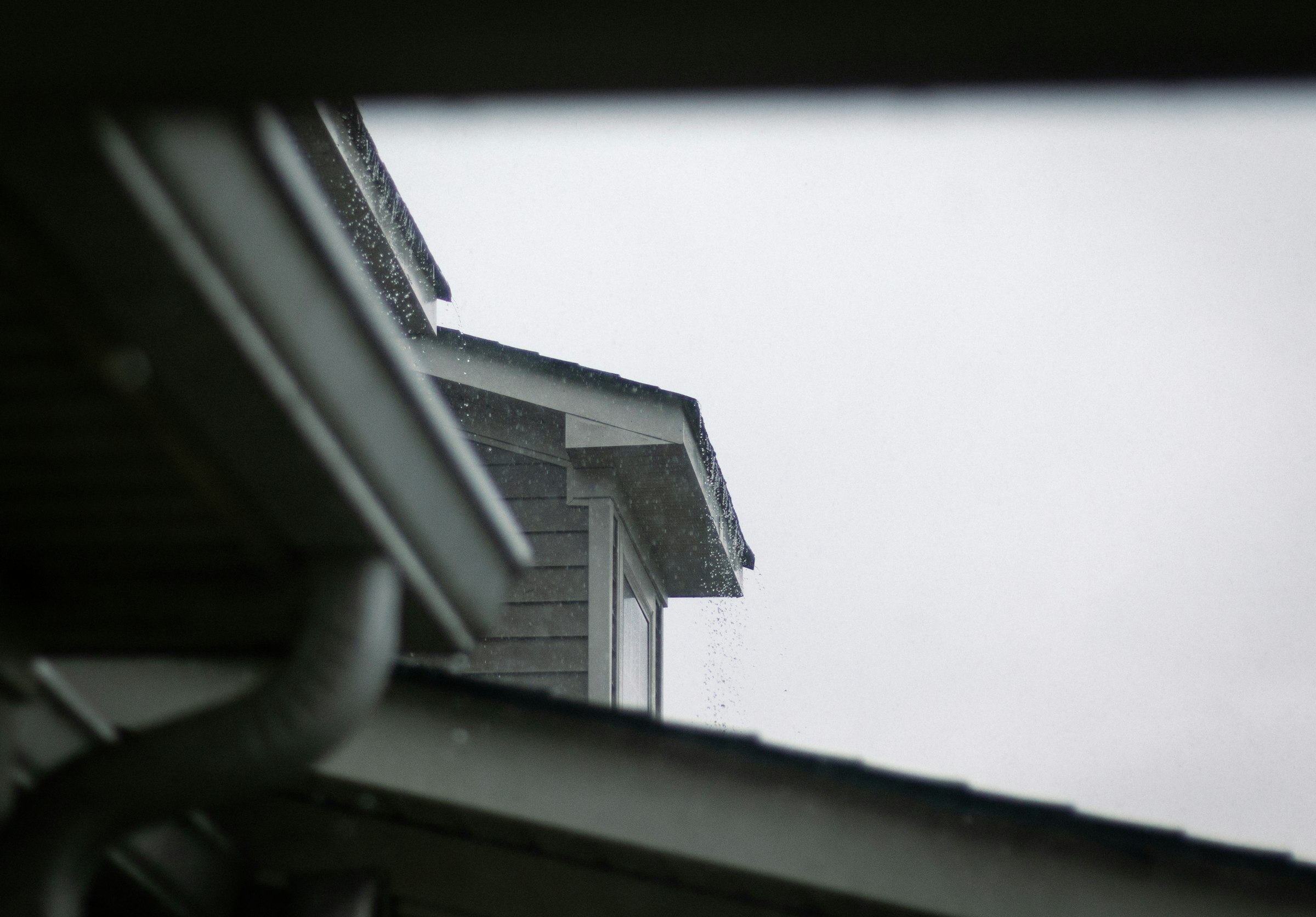 Seamless gutter system along a home roofline